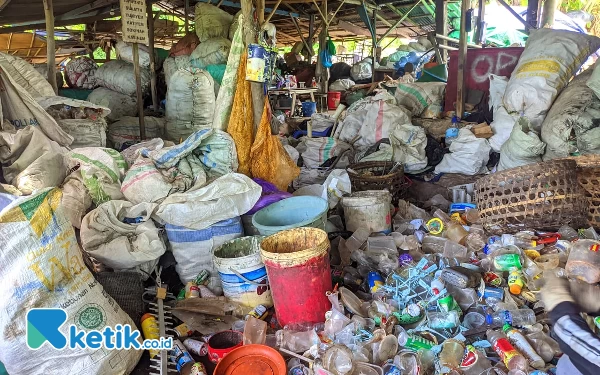 Foto Tumpukan sampah disortir Katirah untuk disulap jadi cuan. (Foto: Al Ahmadi/Ketik.co.id)