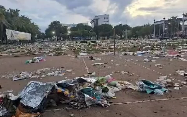 Kesadaran Masih Rendah, Belasan Ton Sampah Ditinggalkan Jamaah Jember Bersholawat