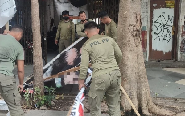 Foto Satpol PP melalukan penertiban APK Caleg yang melanggar. (Foto: Dok. Satpol PP Surabaya)