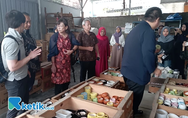 Thumbnail Produk UMKM Keramik Dinoyo Kota Malang Dilirik Calon Buyer dari Jepang