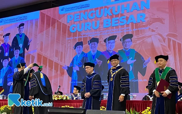 Foto Proses pengukuhan 4 guru besar di Universitas Ciputra. (Foto: Shinta Miranda/Ketik.co.id)