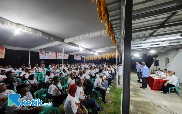 Foto Ratusan Jukir Madiun mendapat arahan dari Ketua Projo Jatim Bayu Airlangga. (Foto: Naufal/Ketik.co.id)