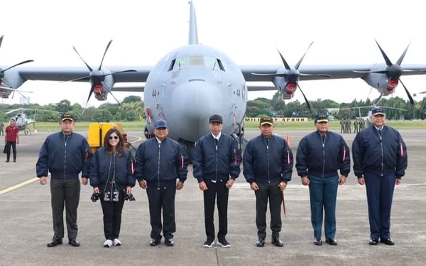 Thumbnail Berita - Perkuat Alutsista, Menhan Prabowo Serahkan Pesawat C-130J-30 Super Hercules A-1344 ke TNI AU