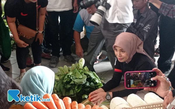 Thumbnail Istri Capres Ganjar Blusukan ke Pasar Induk Bondowoso