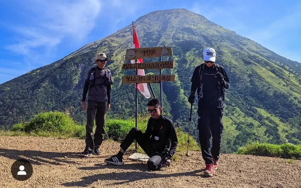 Foto Jadi pilihan Pemdakian 

Jadi pilihan pendaki Gunung Kembang tawarkan keindahan alam yang menakjubkan. (Foto: Instagram @zonapendaki_id)