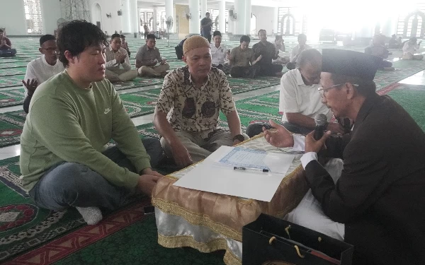 Thumbnail Mantap Memeluk Islam, Pria Asal Korea dan 3 Wanita Berikrar di Masjid Al-Akbar Surabaya