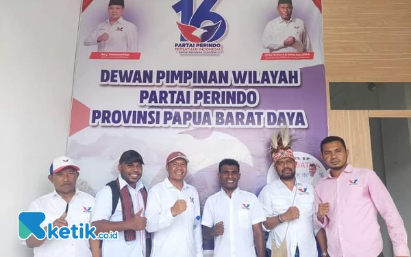 Foto Ahmad Talib Macap bersama para Kader Perindo usai mendaftar di KPU. (Foto: Macap/ ketik.co.id)