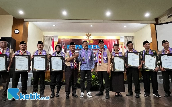 Foto Pemberian penghargaan oleh Pramuka Kwarcab Kota Malang (Foto: Lutfia/Ketik.co.id)