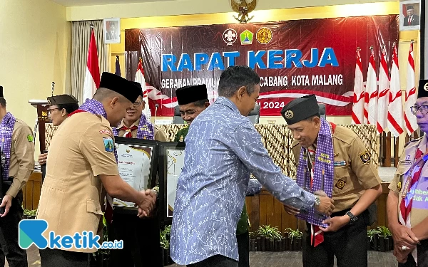 Foto Wahyu Hidayat saat memberikan penghargaan dalam Rapat Kerja Pramuka Kwarcab Kota Malang. (Foto: Lutfia/Ketik.co.id)