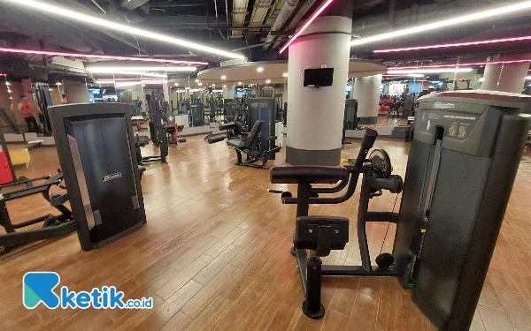 Foto Salah satu fasilitas yang disediakan di Osbond Gym. (Foto: Husni Habib/Ketik.co.id)