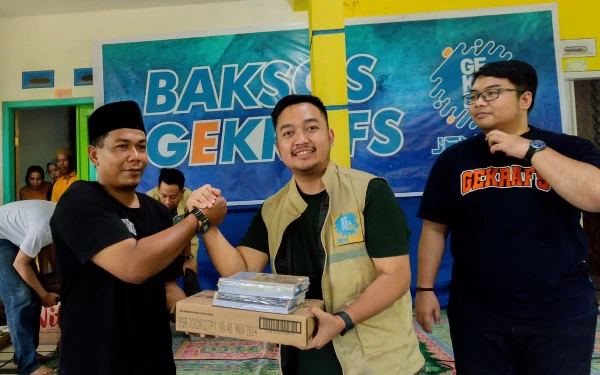 Foto Penyaluran bantuan material pembangunan pelebaran jembatan, buku, dan susu untuk warga Desa Curahdami (Foto: Gekrafs Jember)