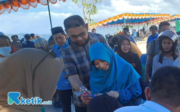 Foto Bassam Kasuba dan Istri Rifa’at Al Sa’adah saat menyambangi peserta Khitanan Masal (Foto: Reza Ahmad/Ketik.co.id)