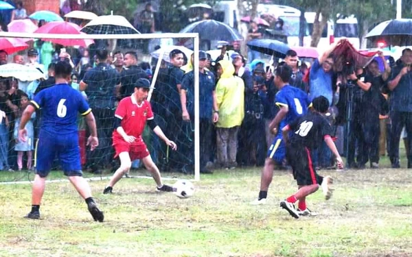 Thumbnail Sambut Lolos 16 Besar Piala Asia, Jokowi Main Bola Bareng Anak-Anak di Sleman