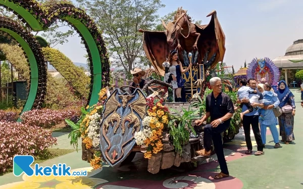 Foto Parade Bunga akhir pekan di Batu Love Garden di Jalan Raya Pandanrejo Kecamatan Bumiaji Kota Batu Jawa Timur. (Foto: Sholeh/ketik.co.id)