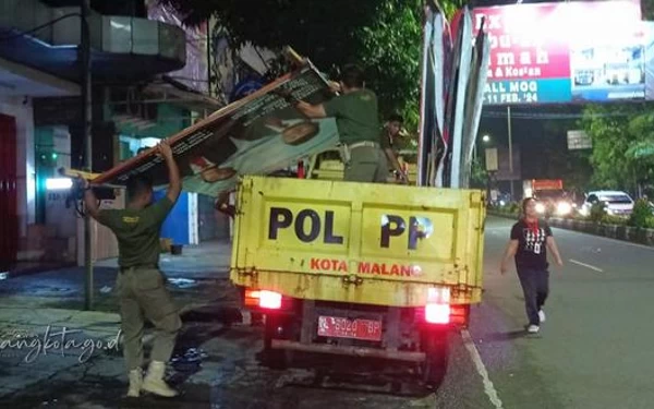 Ribuan APK Melanggar Ditertibkan Bawaslu Kota Malang