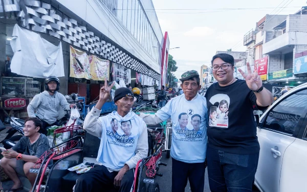 Foto Kawendra menyapa warga sekitar Pasar Tanjung, dari pedagang sampai tukang becak (28/1/2024) (Foto: TKN Pemilih Muda Prabowo-Gibran)