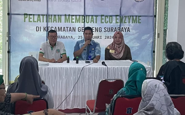 Foto Pelatihan Eco Enzym yang digelar oleh Rotary Surabaya Kaliasin untuk masyarakat Genteng Surabaya. (Foto: dok. Rotary Surabaya)