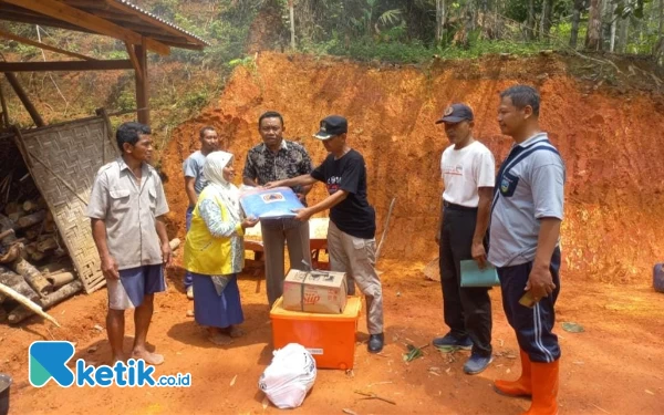 Foto Penyerahan bantuan sembako oleh BPBD Pacitan pascabencana. (Foto: BPBD for Ketik.co.id)