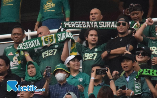 Thumbnail Tidak hanya Ahmad Dhani Prasetyo, Dul Jaelani juga turut menemani sang ayah menonton laga Persebaya lawan PSIS Semarang di Stadiom GBT, Selasa (30/1/2024). (Foto: Khaesar/Ketik.co.id)