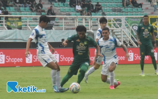 Thumbnail Ripal Wahyudi berusaha melewati hadangan pemain PSIS Semarang, Selasa (30/1/2024). (Foto: Khaesar/Ketik.co.id)