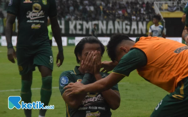 Thumbnail Saat melakukan selebrasi, Andre Oktaviansyah terlihat sedang peluk pemain Persebaya lainnya, Selasa (30/1/2024). (Foto: Khaesar/Ketik.co.id)