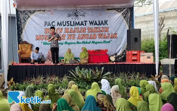 Foto Cak Udin di hadapan ribuan kader Muslimat NU Malang meminta kiriman doa alfatihah untuk kemenangan AMIN di Pilpres 2024.