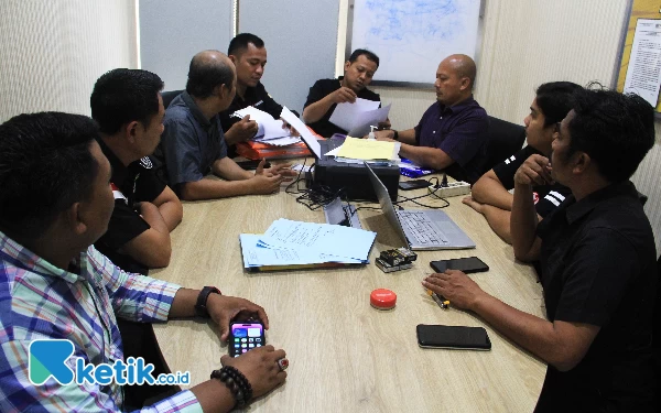 Foto Pertemuan membahas berkas dugaan tindak pidana pemilu di ruang Sentra Pelayanan Kepolisian Terpadu (SPTK) Mapolresta Sidoarjo pada Selasa (30/1/2024). (Foto: Fathur Roziq/Ketik.co.id)