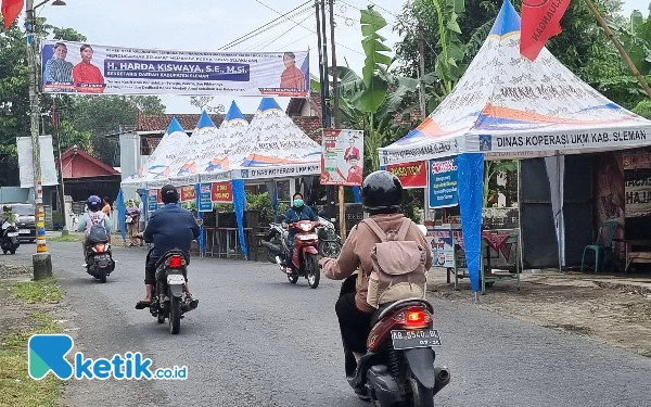 Foto Sejumlah tenda UMKM tertata di jalan Pramuka mengarah ke kediaman Harda Kiswaya di Kowanan, Sidoagung, Godean. (Foto: Fajar Rianto / Ketik.co.id)