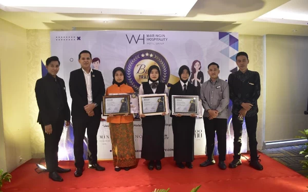 Foto Penyerahan beasiswa kepada para best trainee (Foto: Waringin Hospitality)