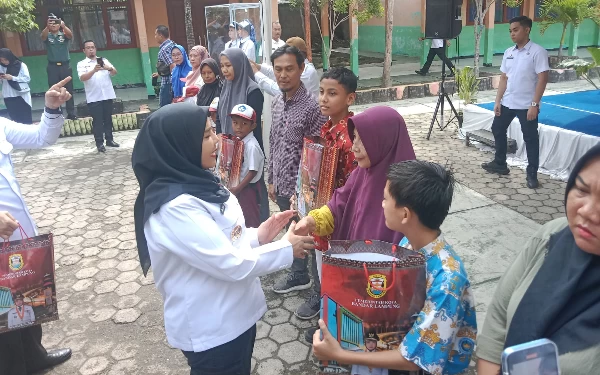 Thumbnail Serahkan Bantuan Pelajar, Wali Kota Bandar Lampung Sosialisasikan SLB