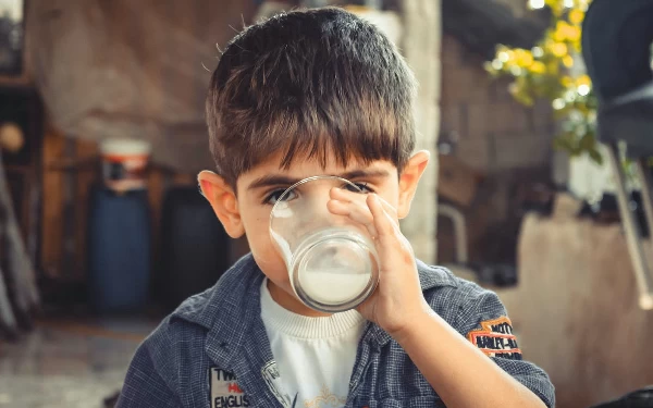 Thumbnail Berita - Ini yang Perlu Diperhatikan saat Memberikan Susu UHT Pada Anak