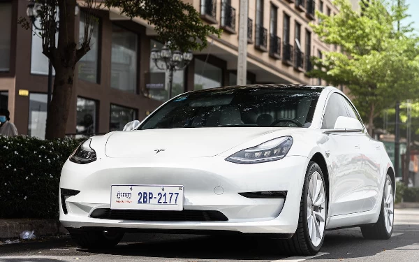 Thumbnail Berita - Gangguan Perangkat Lunak Spion, Tesla Recall 200 Ribu Unit Kendaraan