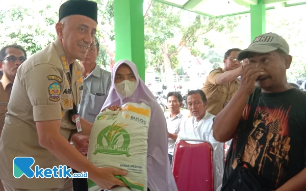 Masyarakat Kurang Mampu di Mlajah Bangkalan Terima Bantuan Beras Pemerintah