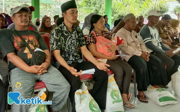 Foto Masyarakat penerima manfaat antri beras bantuan Pemerintah. 31/01/2024. (Foto. Ismail Hs/Ketik.co.id)