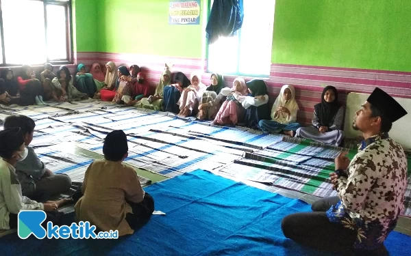 Foto Ustadz Ari Wibowo saat mengajarkan nilai-nilai Islam kepada muridnya dalam kegiatan Pesantren Ramadhan waktu lalu. (Foto: Al Ahmadi/Ketik.co.id)