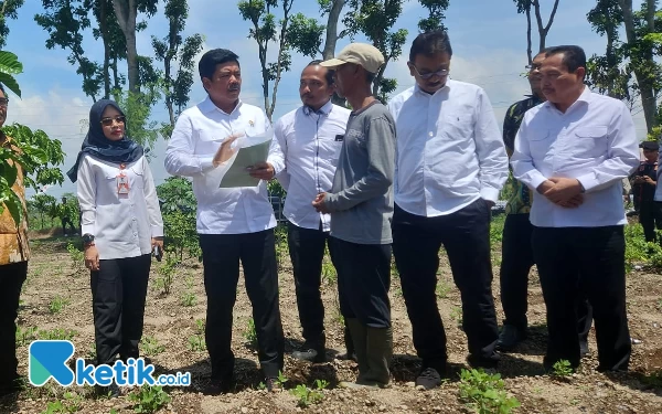 Foto Menteri ATR/BPN Marsekal TNI (Purn) Hadi Tjahjanto saat meninjau lahan warga Mangli, Puncu, Kamis (1/2/2024). (foto : isa/Ketik.co.id).