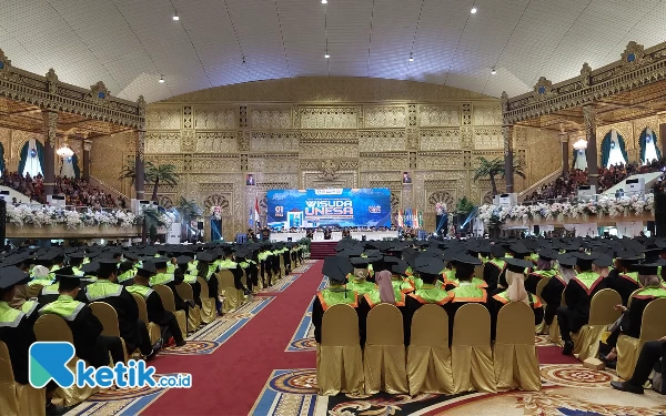 Foto Suasana wisuda ke-109 di Graha Unesa. (Foto: Husni Habib/Ketik.co.id)