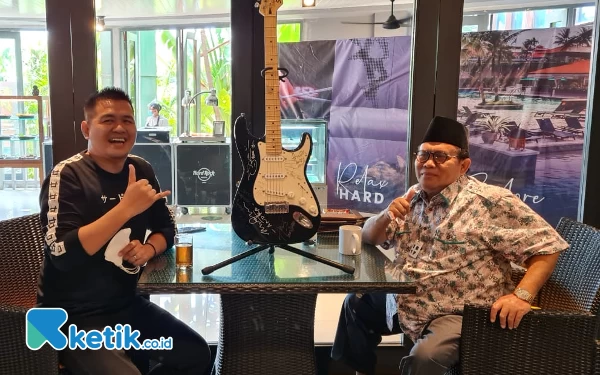 Foto Kedekatan Kiagus Firdaus bersama Kiai Cak Amir saat berada di Hard Rock Cafe Bali. (Foto: Dok. Ketik.co.id)