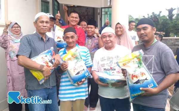 Foto Kiagus Firdaus bersama Kiai Cak Amir membagikan sembako kepada masyarakat di Palembang. (Foto: Dok. Ketik.co.id)