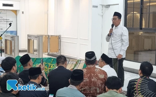 Foto KH Cholil Nafis mewakili PBNU melepas dan memberikan penghormatan terakhir sebelum KH Amiruddin Nahrawi diberangkatkan ke pemakaman. (Foto: Naufal/Ketik.co.id)