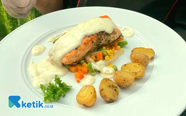 Foto Menu Steak salmon dengan saus cream cheese lemon. (Foto: Shinta Miranda/Ketik.co.id)