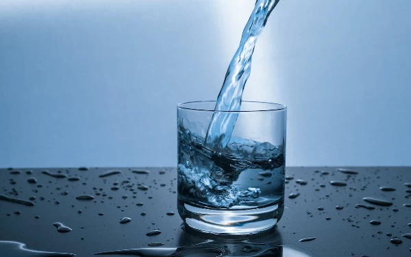 Thumbnail Berita - Hati-Hati! Terlalu Banyak Konsumsi Air Putih Bisa Buat Anak Stunting
