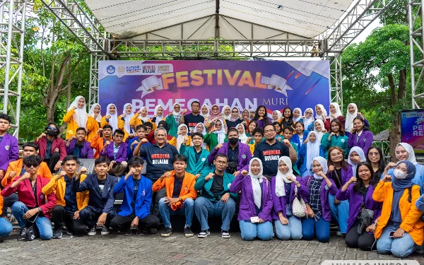 Foto Ribuan mahasiswa program MBKM Unesa Berfoto bersama saat festival MBKM Unesa. (Foto: Humas Unesa)