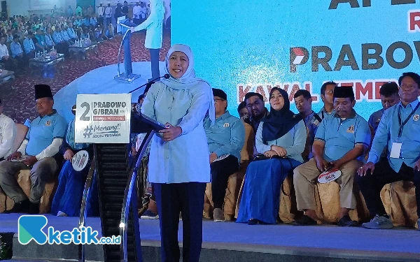 Foto Juru kampanye nasional Prabowo-Gibran, Khofifah Indar Parawan saat memberikan pidato dihadapan 2500 relawan Prabowo-Gibran, Sabtu (3/2/2024). (Foto: Khaesar/Ketik.co.id)