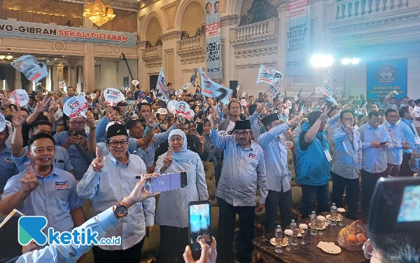 Thumbnail Berita - [Berita Foto] Euforia Apel Akbar Relawan Prabowo-Gibran di Surabaya