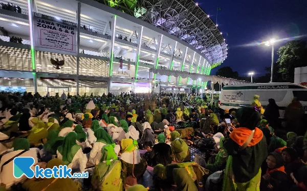Foto Di luar stadion, ratusan ribu Muslimat memenuhi GBK.