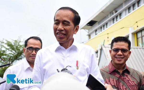 Thumbnail Berita - Jokowi Beri Iriana Hadiah Kalung Produksi Nasabah PNM Mekaar Kabupaten Bandung
