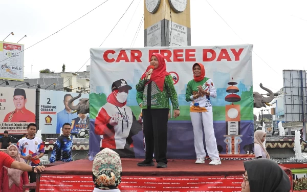 Thumbnail Wali Kota Bandar Lampung Hj Eva Dwiana Hadiri Car Free Day di Tugu Adipura