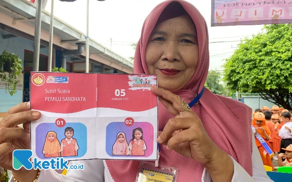 Foto Kepala Sekolah KB TK Dharma Wanita Persatuan Tawangsari 2 Nurul Latifah menunjukkan surat suara. (Foto: Shinta Miranda/Ketik.co.id)