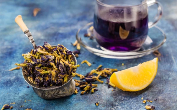 Foto Ramuan  teh herbal bunga telang (Foto: istockphoto.com)